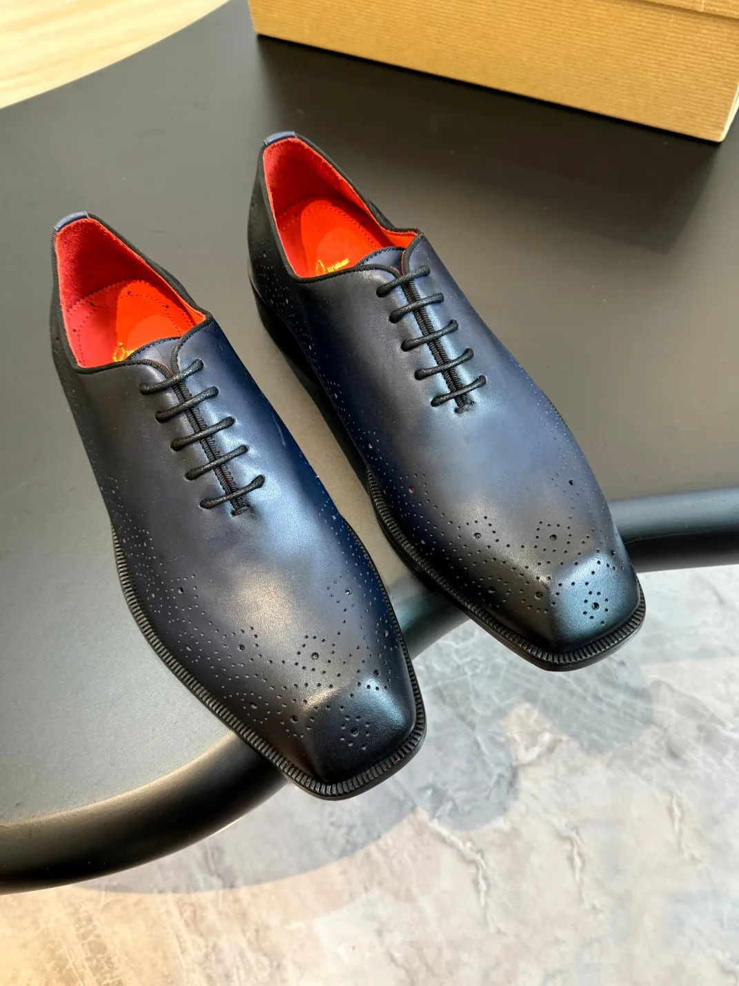 💰960 Christia*.Loubouti* high-end men's business formal leather shoes, original genuine cowhide red sole, imported Italian cowhide outsole, first-layer cowhide, water-dyed cowhide lining, high-end luxury. Size: 39-44 (customized at 38.45.46)✅